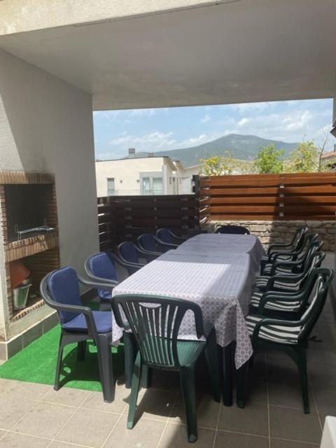 Chalet Adosado Entero, Bbq Y Piscina Comunitaria Sabiñánigo Exteriér fotografie